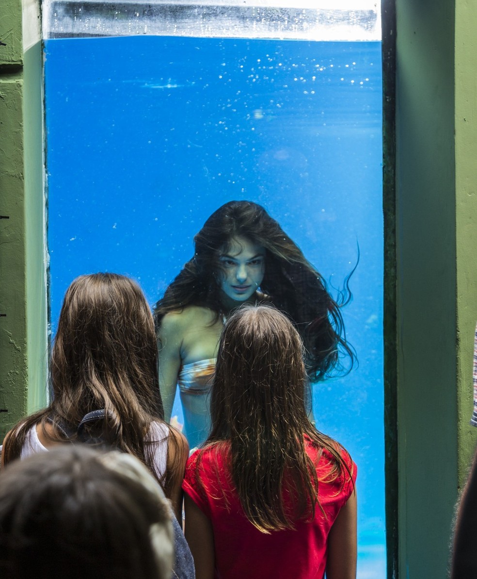 Em 'A Força do Querer', Zeca (Marco Pigossi) vê Rita (Isis Valverde) em um aquário — Foto: Renan Castelo Branco/Gshow