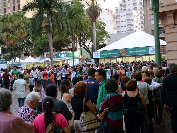Domingo (25) - Público fez fila para conseguir lugar no concerto da Filarmônica Bachiana no Theatro Pedro II, em Ribeirão Preto (Foto: Rodolfo Tiengo/ G1)