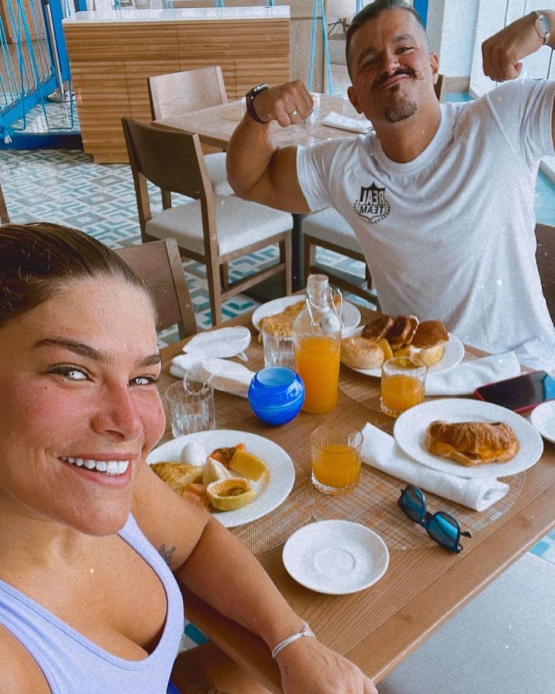 A atriz também não perdeu a chance de mostrar o café da manhã ao lado do maridão (Foto: Reprodução/Instagram)