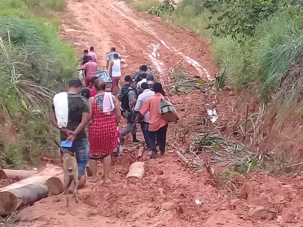 Corpo de agricultora foi levado com a ajuda de moradores para o Instituto Médico Legal (IML) de Cruzeiro do Sul — Foto: Divulgação/Polícia Militar do Acre
