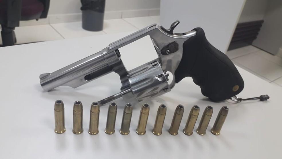 Arma que teria sido usada para matar as duas pessoas e ferir uma — Foto: Polícia Civil/Divulgação