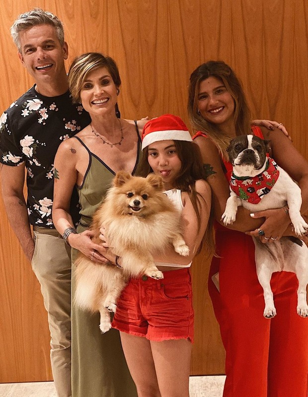 Otaviano Costa, Flávia Alessandra, Olívia, Giulia e os cachorros da família (Foto: Reprodução/Instagram)