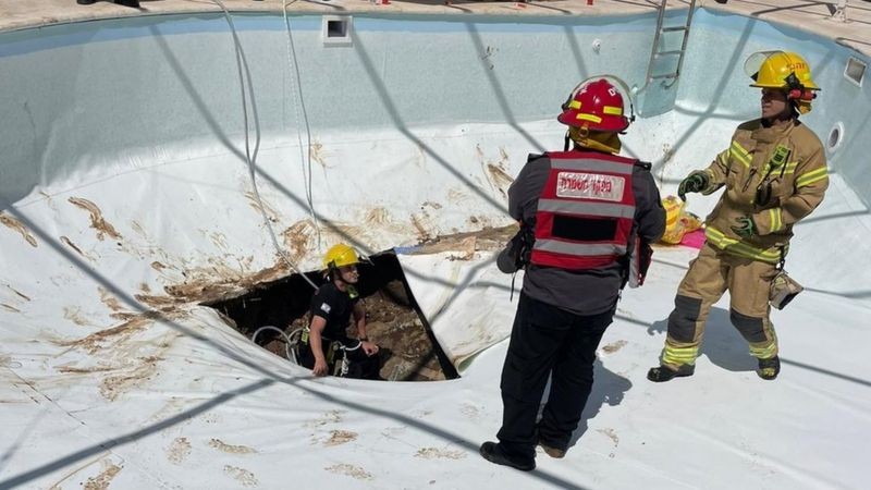 O buraco teria 13 metros de profundidade (Foto: Israel Fire Service via BBC News)