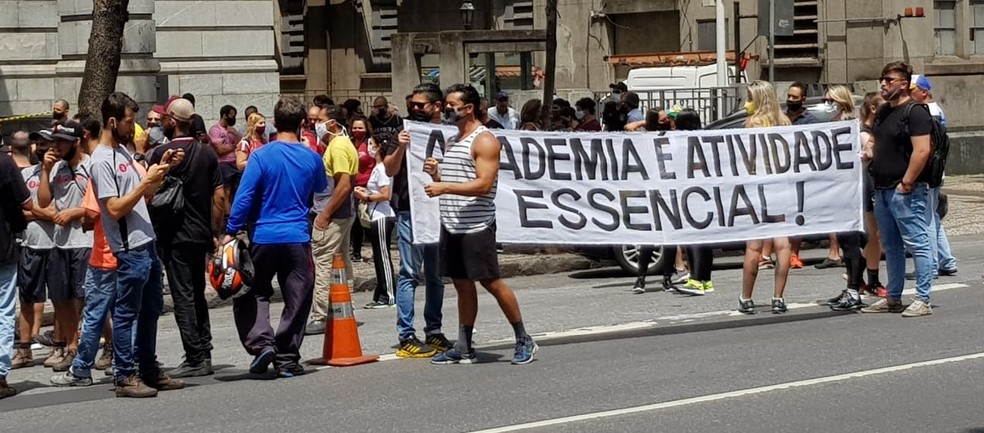 Manifestantes protestam contra fechamento de academias em frente à prefeitura de Belo Horizonte — Foto: Flávia Cristini/TV Globo