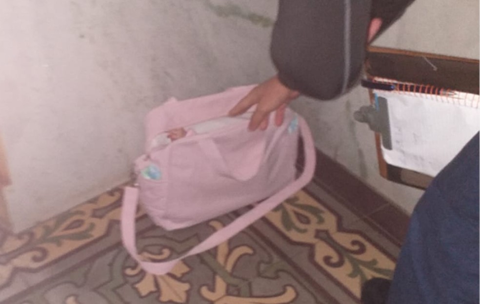 Beb&ecirc; &eacute; abandonada e achada dentro de bolsa em igreja cat&oacute;lica de Jundia&iacute; &mdash; Foto: Divulga&ccedil;&atilde;o/Guarda Municipal