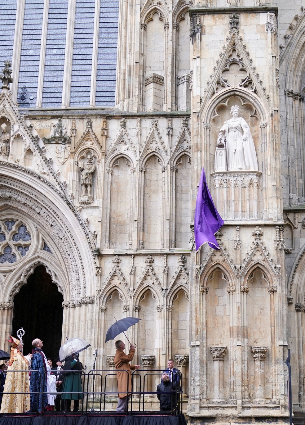 Rei Charles III revela a estátua da Rainha Elizabeth II em York no dia 9 de novembro de 2022 — Foto: Danny Lawson via Reuters