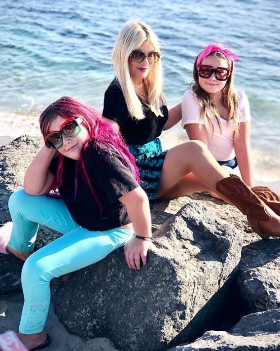 Tori Spelling com as filhas Stella e Hattie (Foto: Instagram)