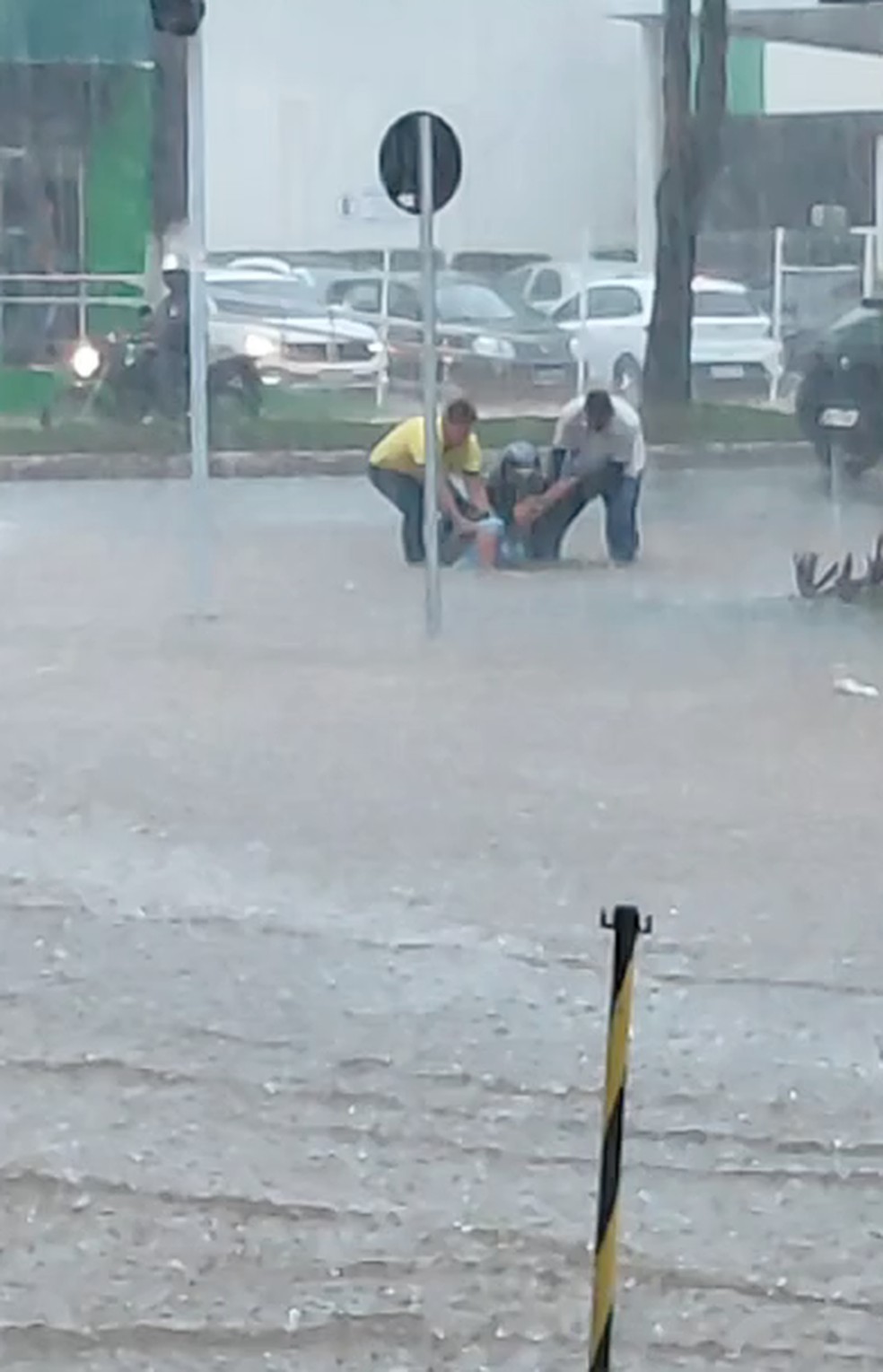 Mulher cai dentro de bueiro durante temporal em Porto Velho — Foto: Reprodução