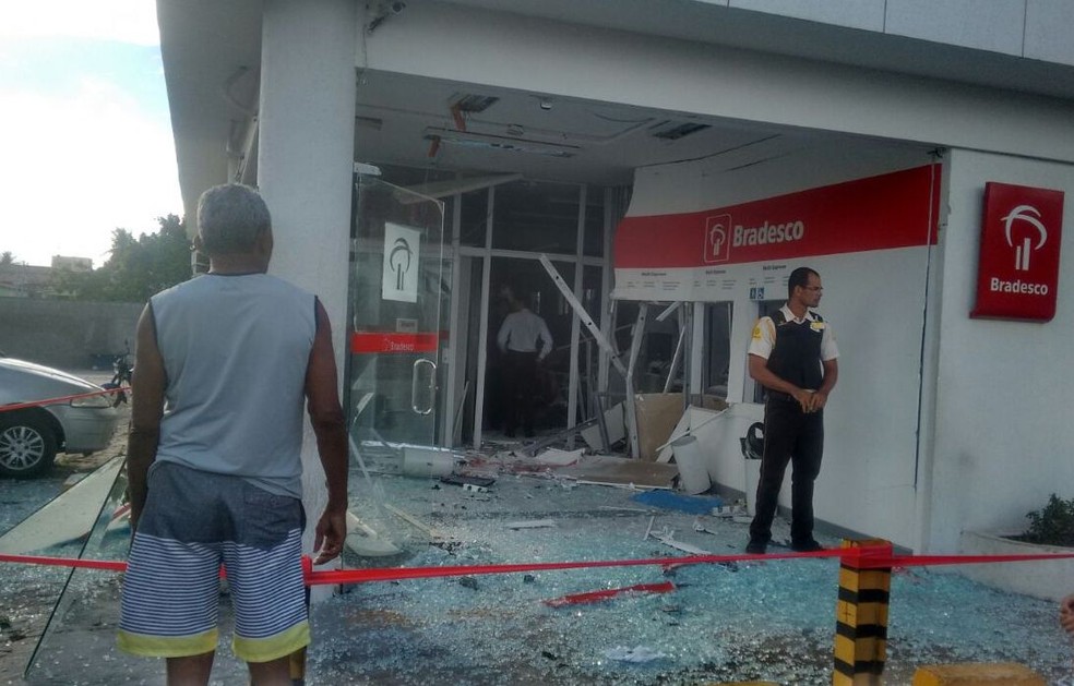 Bandidos explodem agência do Bradesco em Ceará-Mirim (Foto: Julianne Barreto/Inter TV Cabugi)