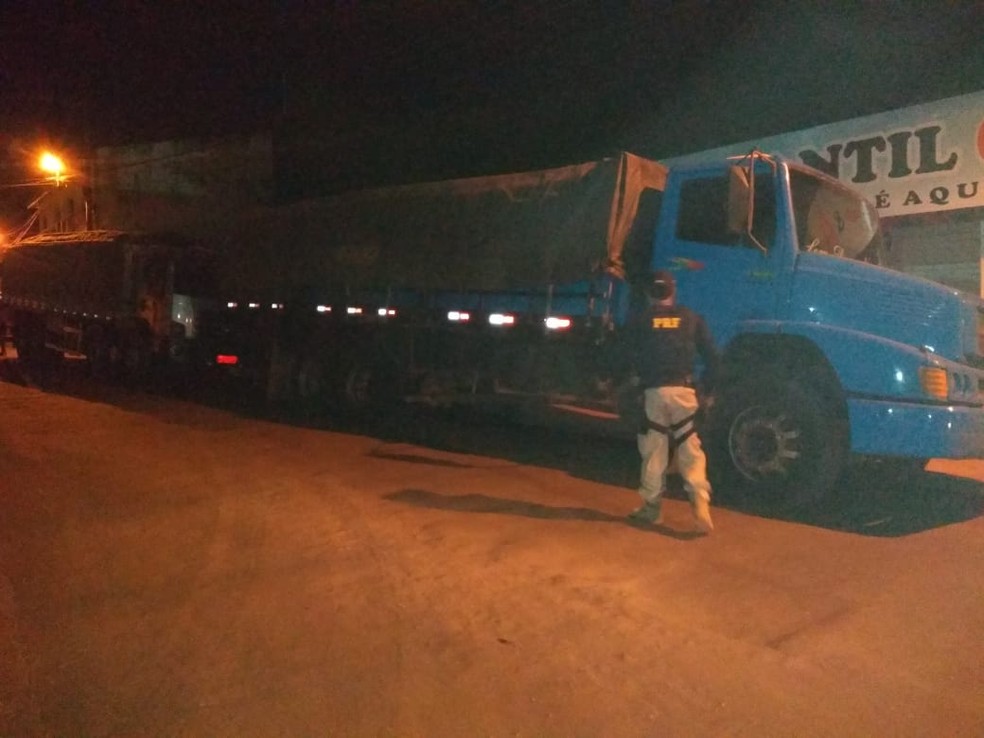 PolÃ­cia RodoviÃ¡ria apreendeu, aproximadamente, 97 mÂ³ de madeira serrada irregular na BR-226 â Foto: DivulgaÃ§Ã£o/PolÃ­cia RodoviÃ¡ria Federal