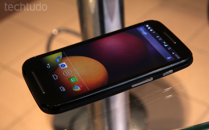 Moto E tem o processamento básico de um smartphone de entrada antigo (Foto: Laura Rezende/TechTudo)