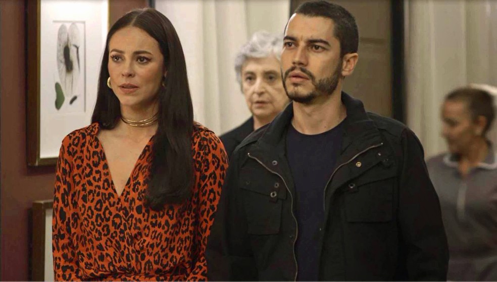 Vivi (Paolla Oliveira) e Camilo (Lee Taylor) chegam à casa de Beatriz (Natália do Vale), em 'A Dona do Pedaço' — Foto: Globo