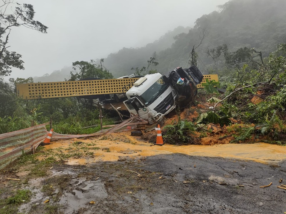 Imagens mostram os estragos causados pelo deslizamento na BR-376 — Foto: Colaboração