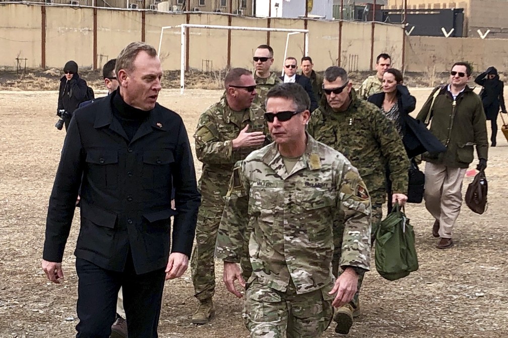 Secretário interino de Defesa dos Estados Unidos, Pat Shanahan, fala com o general Scott Miller, comandante da tropa americana, ao chegar nesta segunda-feira (11) ao Afeganistão — Foto: Robert Burns/AP Photo