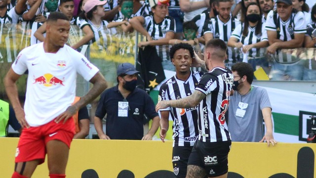 Keno, do Atlético-MG, comemora gol marcado por ele diante do Bragantino