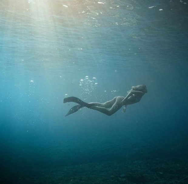 Grazi Massafera aparece de biquíni em foto no fundo do mar (Foto: Reprodução/Instagram)