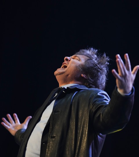 Quem é Javier Milei, candidato de extrema direita que venceu as primárias na Argentina