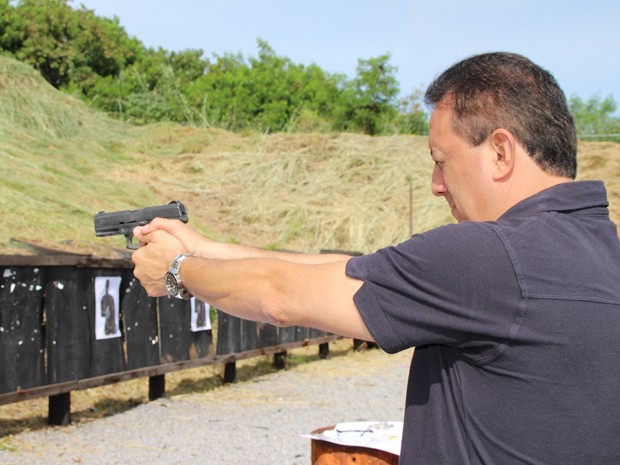 Presidente do tribunal, conselheiro Renato Rainha, com arma em punho (Foto: Tribunal de Contas do DF/Divulgação) Presidente do tribunal, conselheiro Renato Rainha, com arma em punho (Foto: Tribunal de Contas do DF/Divulgação)