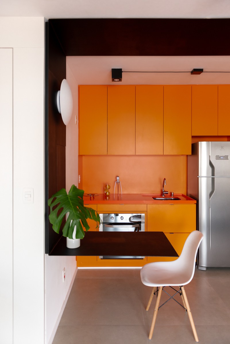 Décor do dia: cozinha laranja pequena com móveis multifuncionais (Foto: CRIS FARHAT/DIVULGAÇÃO)