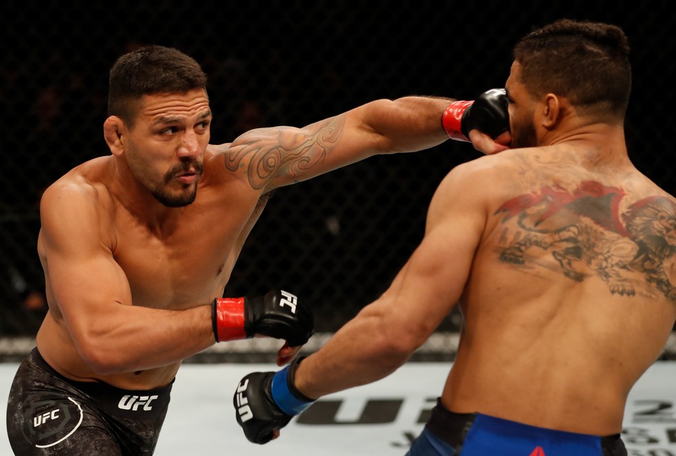 Rafael dos Anjos acerta um direto no rosto de Kevin Lee: brasileiro foi metÃ³dico para voltar a vencer â?? Foto: Michael Owens/Getty Images