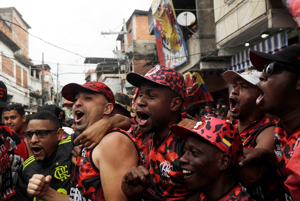 Torcedores cantam antes da partida entre Flamengo e River — Foto: Ricardo Moraes / Reuters