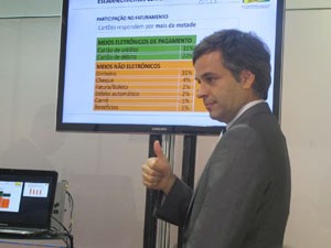 Marcos Magalhães, diretor da Abecs, durante apresentação da pesquisa (Foto: Fabíola Glenia/G1)
