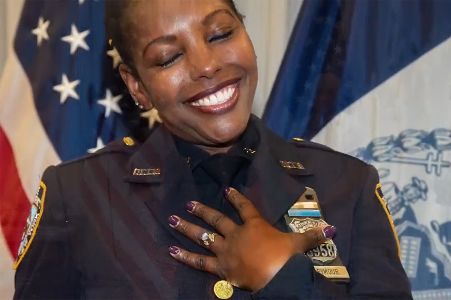 Policial é surpreendida com pedido de casamento inusitado nos EUA (Foto: Reprodução / NYPD)
