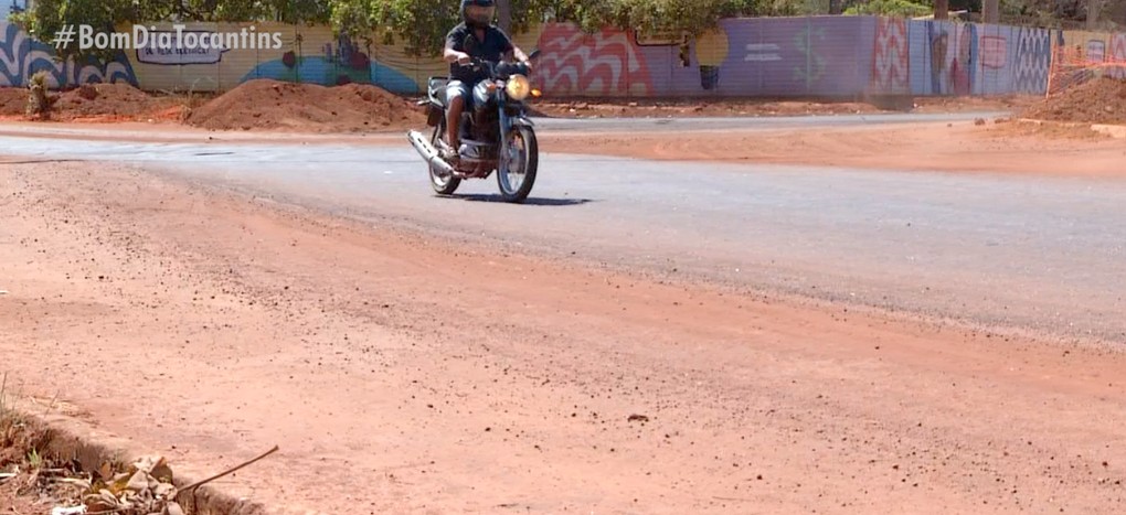 Areia, óleo e parafusos viram armadilha para motociclistas nas rotatórias de Palmas