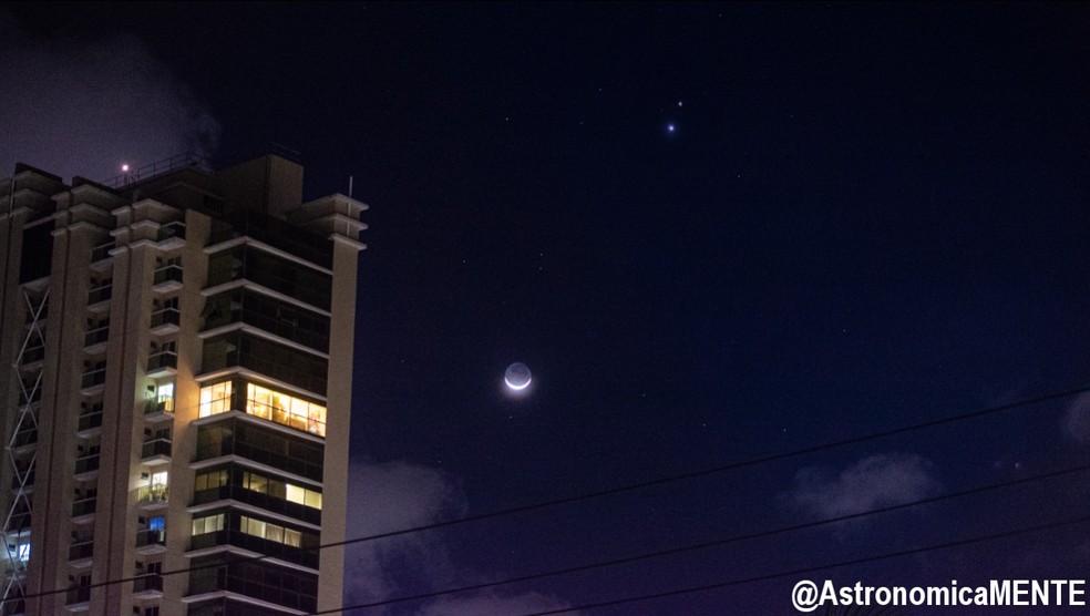 Foto do último sábado (19) mostra a aproximação dos planetas, que chega ao ápice nesta segunda. — Foto: Romário Fernandes/Astronomicamente