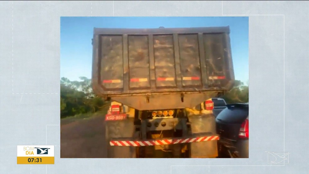 Caminhão desgovernado atinge seis carros em Riachão — Foto: Reprodução/TV Mirante