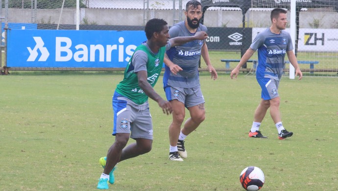Bolaños, novo esquema ou mercado: as opções de Renato sem Douglas