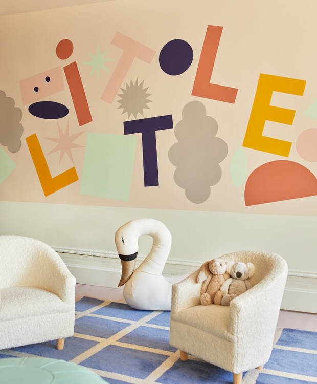 As letras coloridas nas paredes são vida aos móveis neutros, enquanto as texturas dos tecidos que revestem os móveis dão aparência mais acolhedora (Foto: Emily Gilbert/ Domino/ Reprodução)