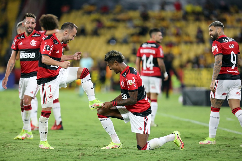 Barcelona x Flamengo: Everton Ribeiro e Bruno Henrique — Foto: Staff Images / CONMEBOL