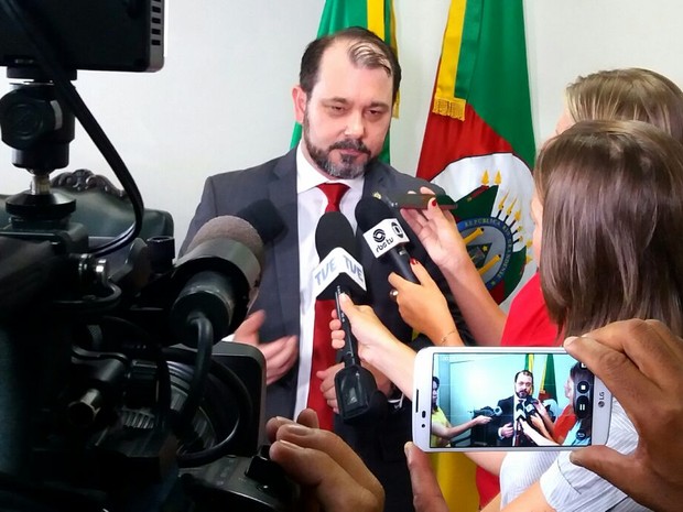 Chefe de Polícia Civil fala sobre a prisão de delegado e comissário de polícia em Porto Alegre (Foto: João Laud/RBS TV)