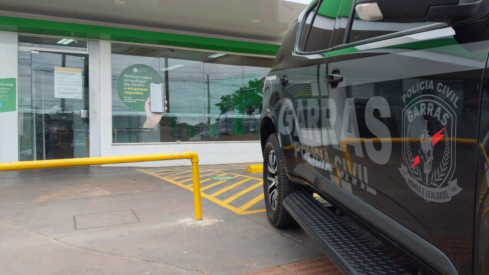 Policiais foram acionados por funcionários e apuram possível arrombamento ao cofre de agência bancária em MS — Foto: Eduardo Almeida/TV Morena