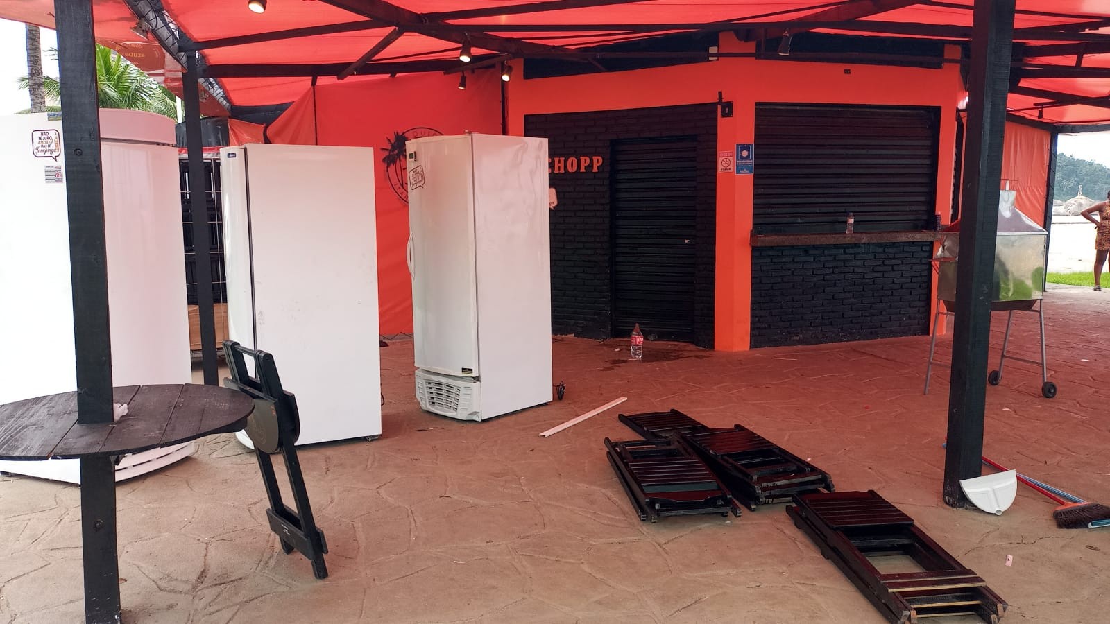 Quiosques são desapropriados após ação da Prefeitura de São Vicente na orla do Itararé