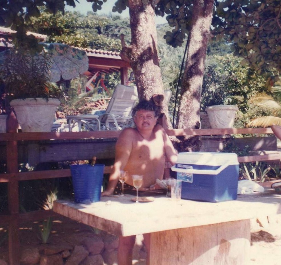 Paulinho em foto tirada na ilha um ano antes de sua morte — Foto: Reprodução