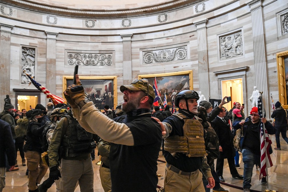 Apoiadores de Trump ocupam a Rotunda do Capitólio — Foto: Saul Loeb/AFP