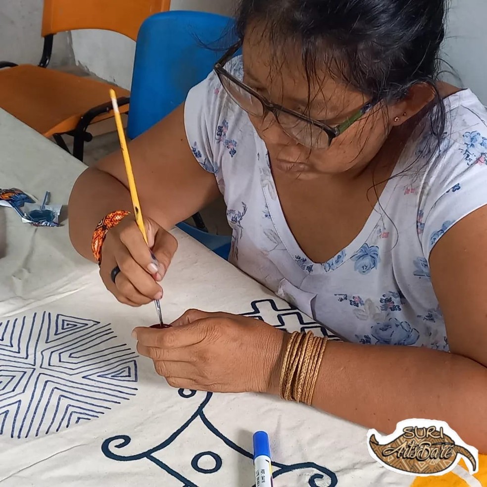 Claudia Bar&eacute; produzindo uma pe&ccedil;a inspirada na natureza. &mdash; Foto: Arquivo pessoal/Claudia Bar&eacute;