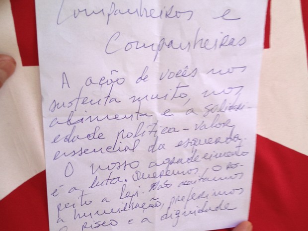 Carta escrita por presos do mensalão na Papuda (Foto: Luciana Amaral/G1)