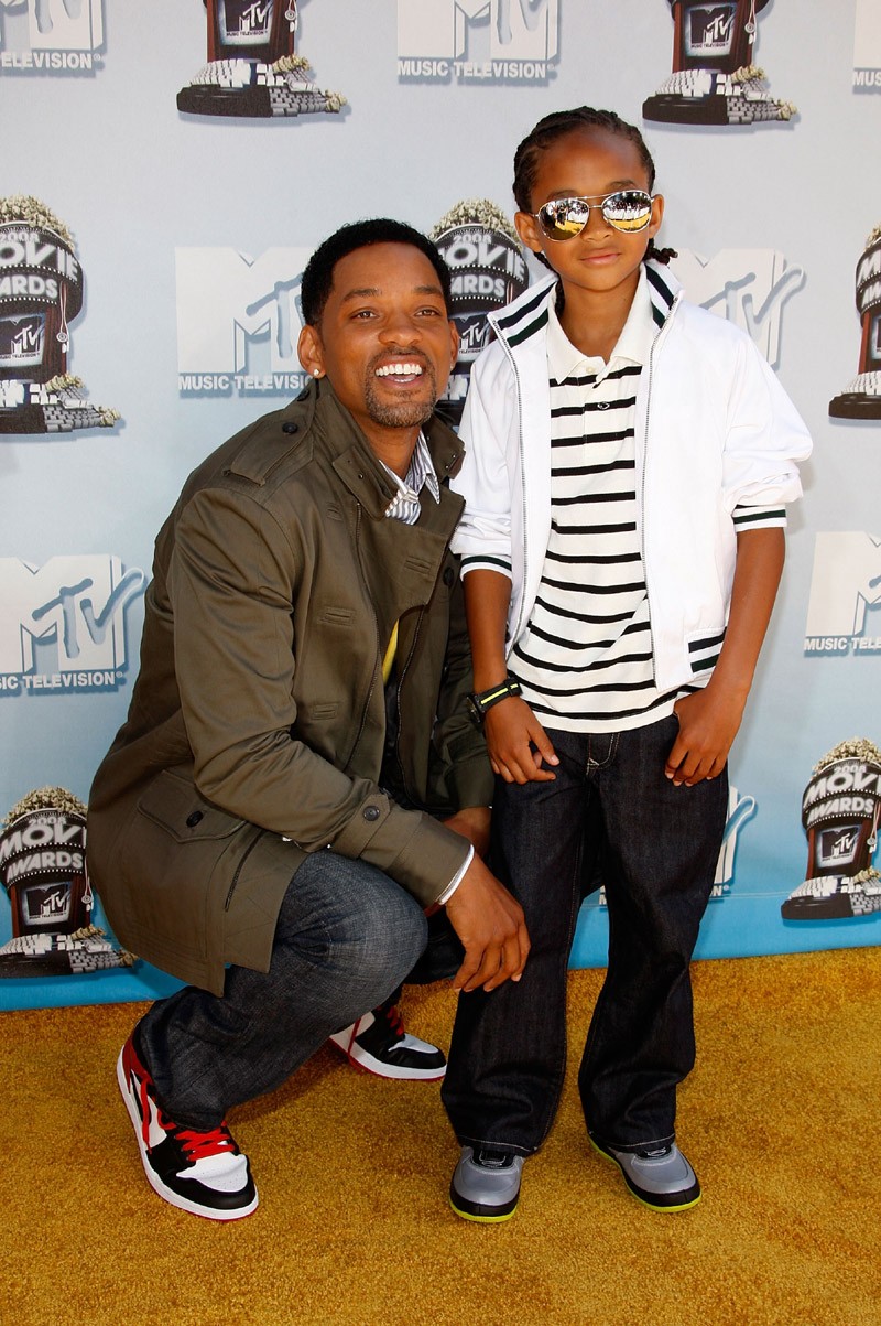 Jaden exibindo estilo tween com o pai famoso em evento (Foto: Getty Images)