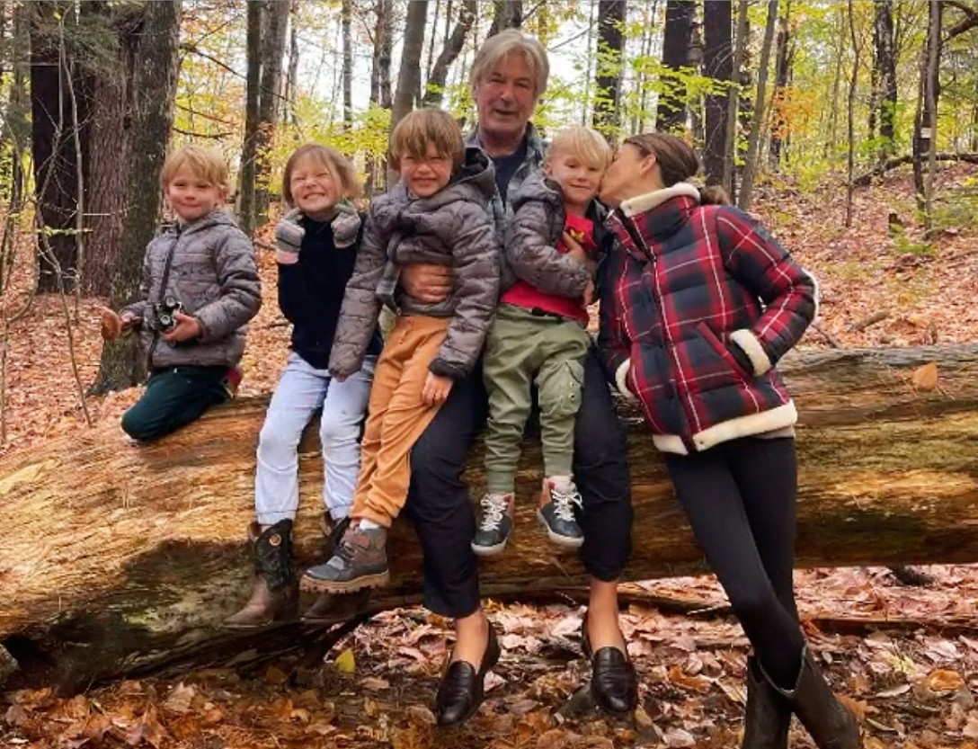 Alec Baldwin surge em fotos com a família (Foto: Reprodução / Instagram)