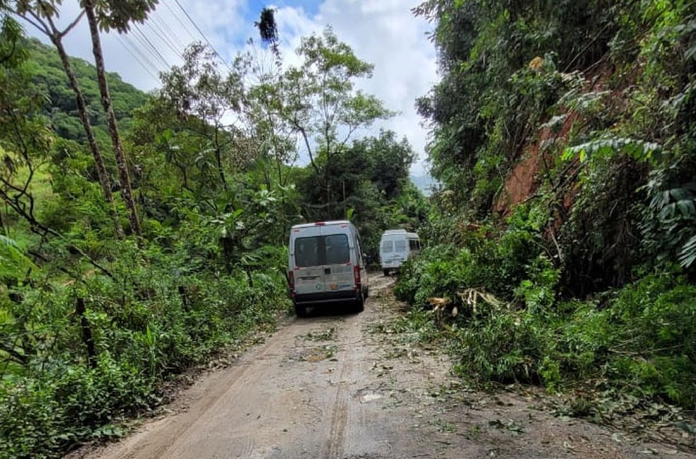 Equipes estão no local, com máquinas e equipamentos para fazer a abertura da estrada — Foto: Divulgação/ Prefeitura 