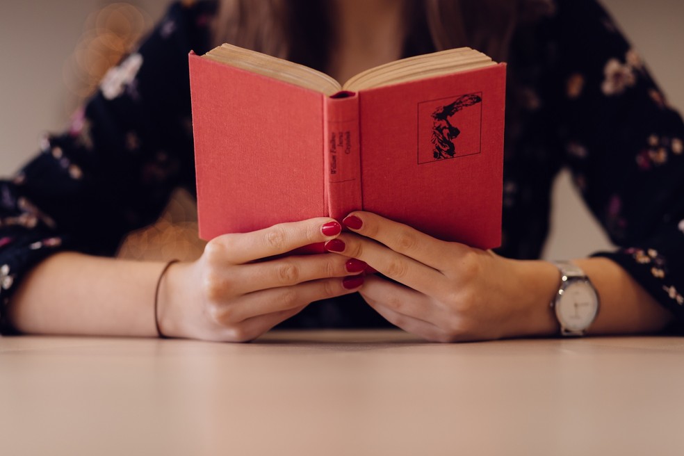 A leitura &eacute; um exemplo de h&aacute;bito saud&aacute;vel que faz bem para a mente &mdash; Foto: Pexels