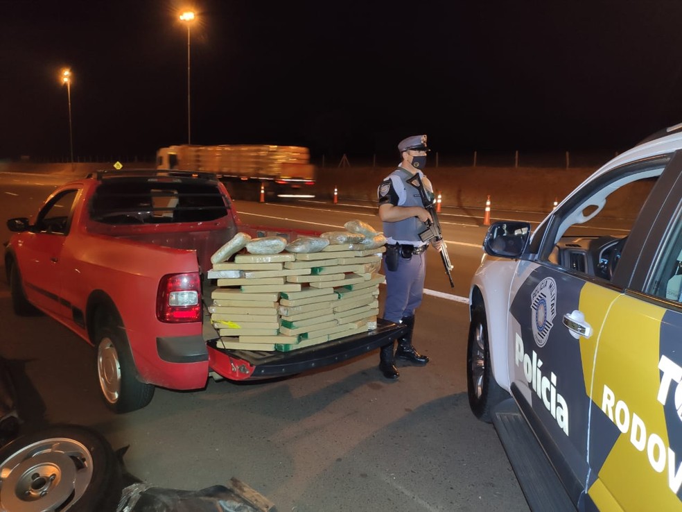 Abordagem foi feita na noite desta terça-feira (13) na SP-225 em Santa Cruz do Rio Pardo — Foto: Polícia Rodoviária/Divulgação