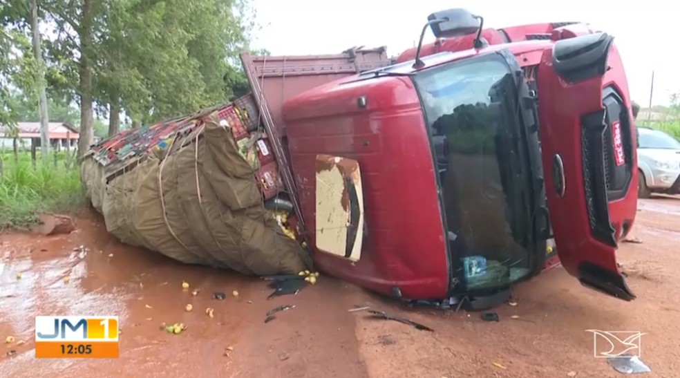 Caminhão tomba depois de acidente ocasionado por buracos. — Foto: Reprodução TV Mirante.