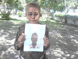 Maria de Fátima da Costa Silva procura o marido Raimundo Araripe da Silva (Foto: Thiago Conrado/ G1)