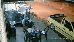 Câmera flagra cliente arrancando cabelo e colocando em lanche antes de reclamar a vendedor
