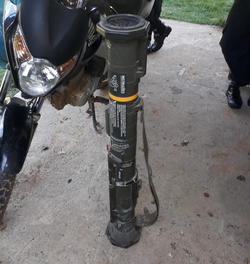 Artefato militar foi levado para delegacia de Valença — Foto: Polícia Militar