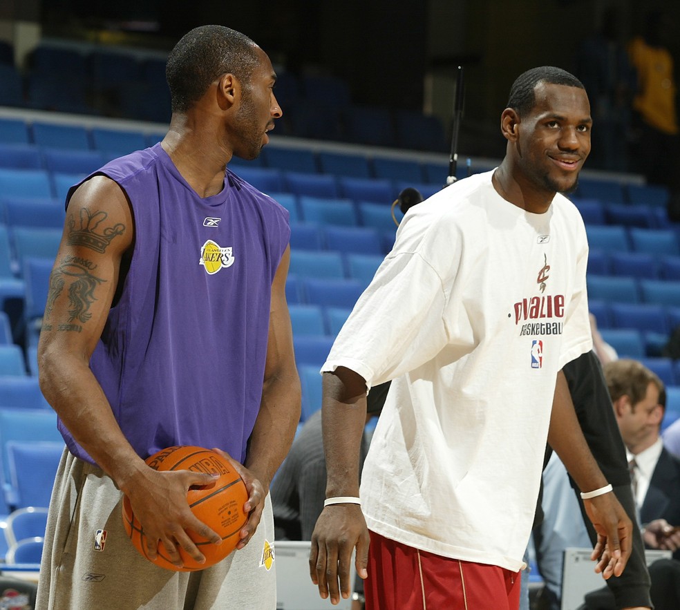 Fevereiro de 2005: Kobe Bryant e LeBron James em aquecimento para duelo dos Los Angeles Lakers contra o Cleveland Cavaliers — Foto: Getty Images